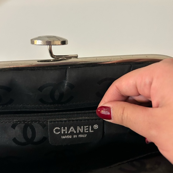 Authentic Vintage Chanel Elegant Black Leather Handbag - Picture 6 of 9